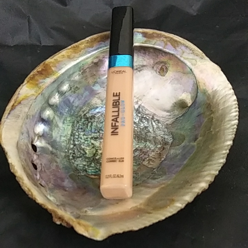 L'Oreal Infallible Pro Glow Concealer Shade 05 Color Sand Beige